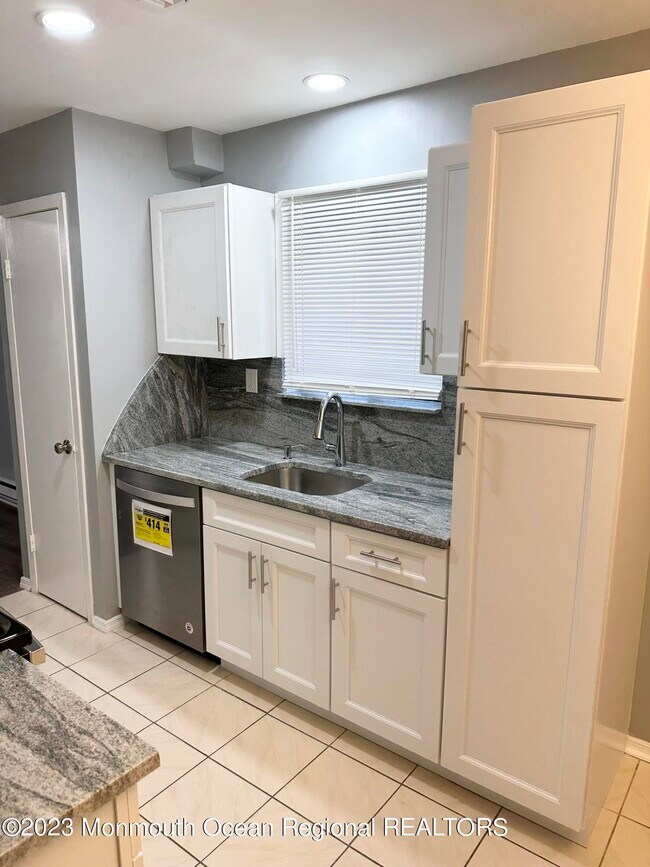 Building Photo - 150 Amberly Dr