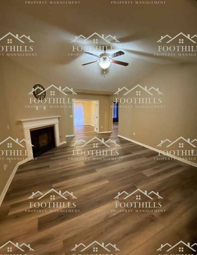 Building Photo - Chic 3BR/2BA Home with Vaulted Ceilings, F...