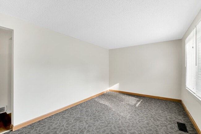 Building Photo - Spacious 3 Bedroom Ready to be rented. Section 8 Welcome