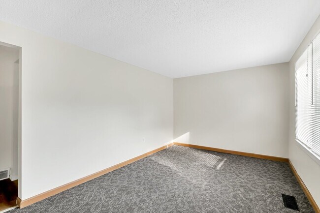 Foto del edificio - Spacious 3 Bedroom Ready to be rented. Section 8 Welcome