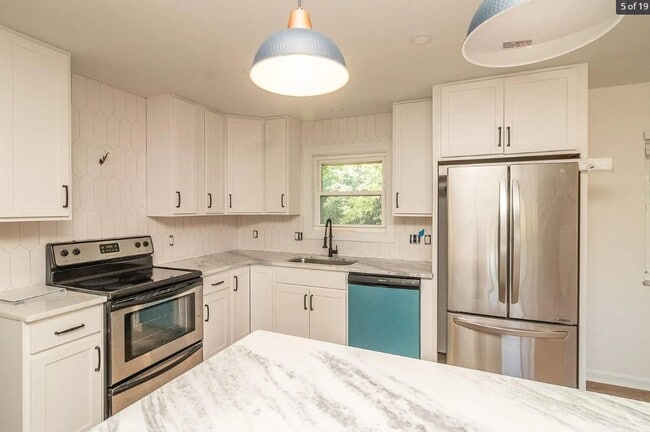 Building Photo - Newly Renovated 3 Bedroom 2 Bathroom Home