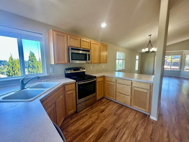 Building Photo - Three Bedroom Home in South Salem with a View