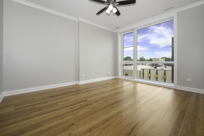 Building Photo - 520 N Western Ave