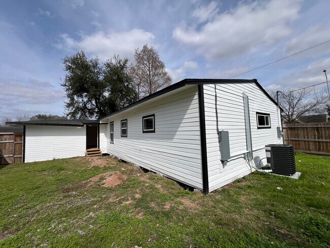 Foto del edificio - BEAUTIFUL HOME IN HOUSTON. MOVE IN READY!.
