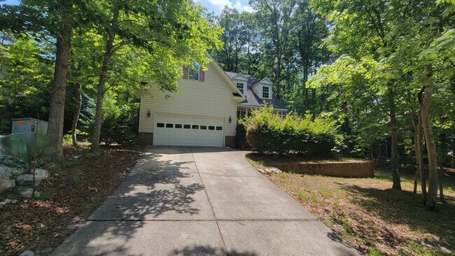Building Photo - Backing directly to the golf course in the gated community of Carolina Trace, this spacious 3-bed...