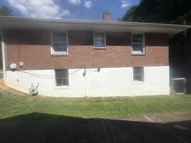 Building Photo - 139 Winthrop Dr