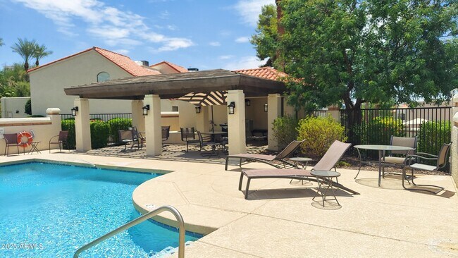 Building Photo - 2426 E Palo Verde Dr