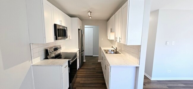 Building Photo - 10 Oak Ave