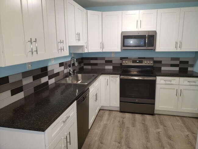 Building Photo - 318 Lucerne Dr