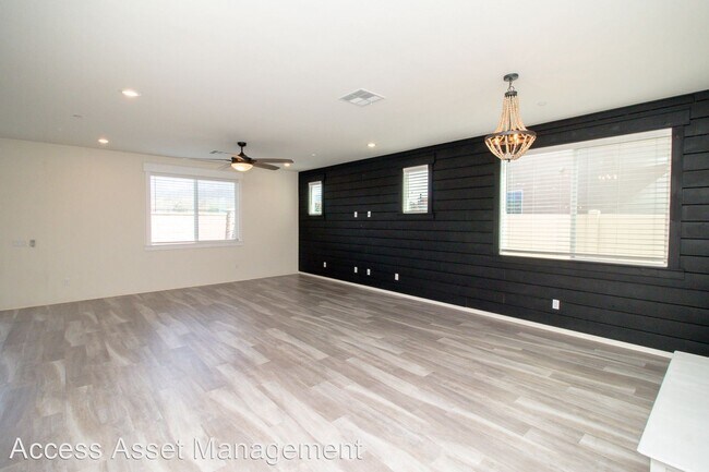 Building Photo - 5 br, 3 bath House - 1068 Poinsettia Circle