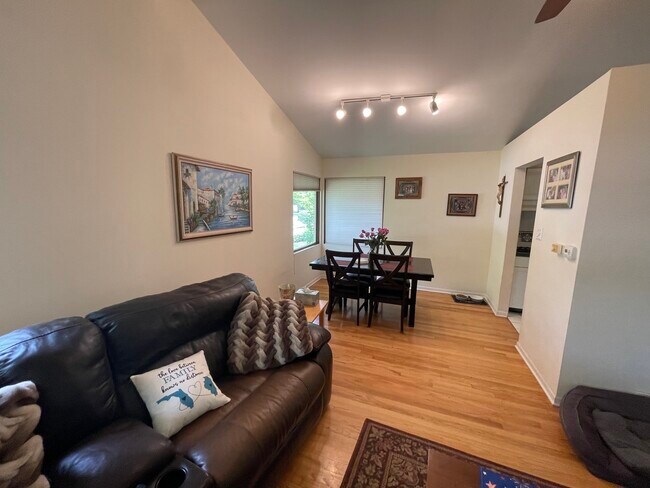 Foto del edificio - 220 Elmwood Dr