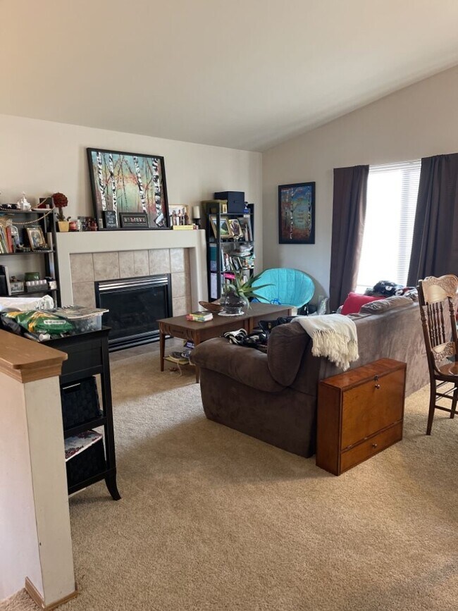 Foto del edificio - 3-bedroom 2-bathroom Home Available June!