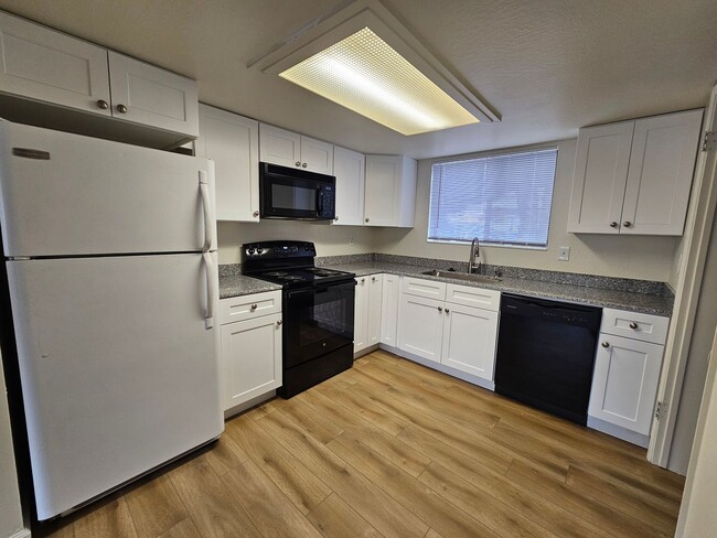 Building Photo - Newly Renovated Townhome Close To UNR - Ce...