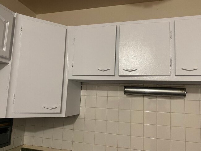 Building Photo - 2411 W Balmoral Ave