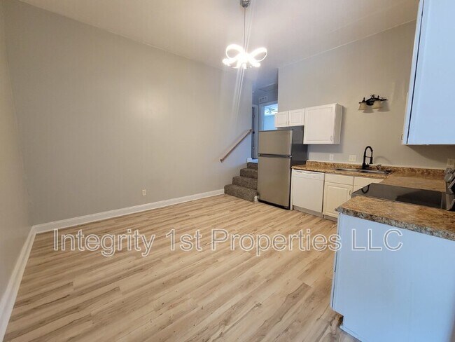 Building Photo - 425 E Broadway Ave