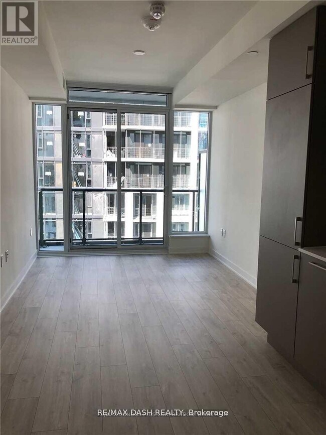 Photo du bâtiment - 576 Front St W