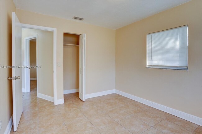 Foto del edificio - 6231 Hayes St