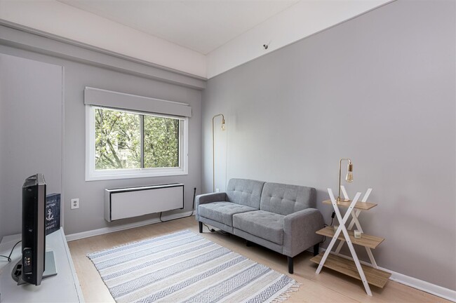 Building Photo - 476 Monmouth St
