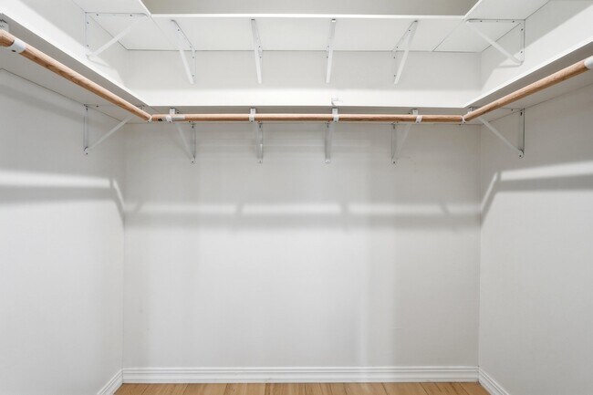 Building Photo - 7321 Kelvin Ave