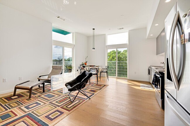 Building Photo - Beautiful top floor condo near downtown!