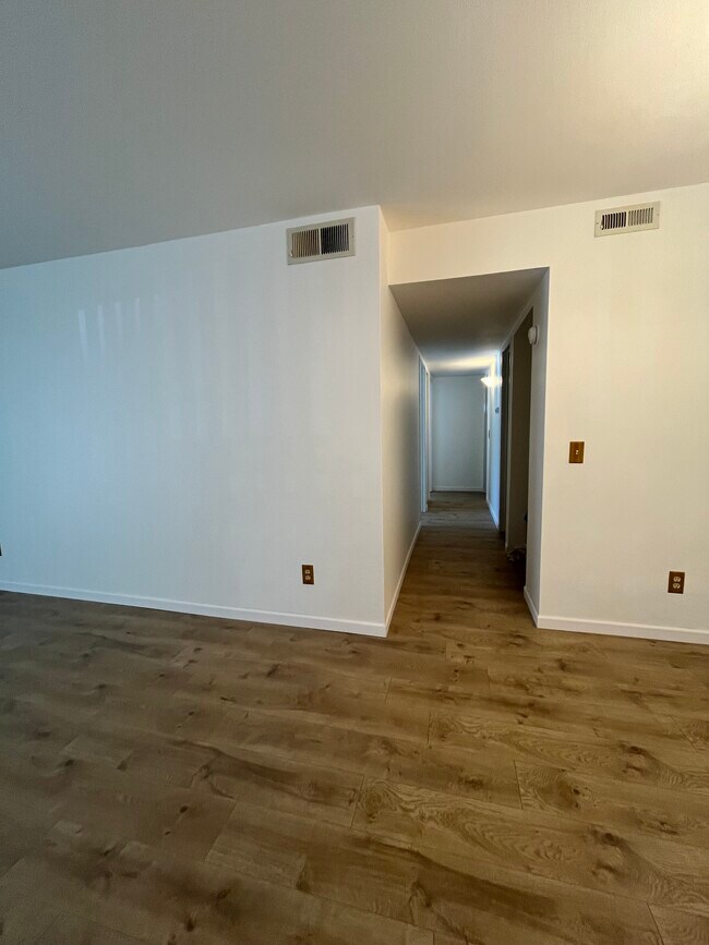 Pasillo - 8555 Fairmount Dr