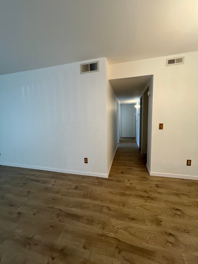 Building Photo - 8555 Fairmount Dr