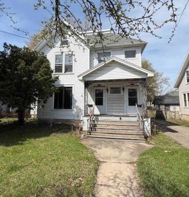 Building Photo - 62 Tayco St