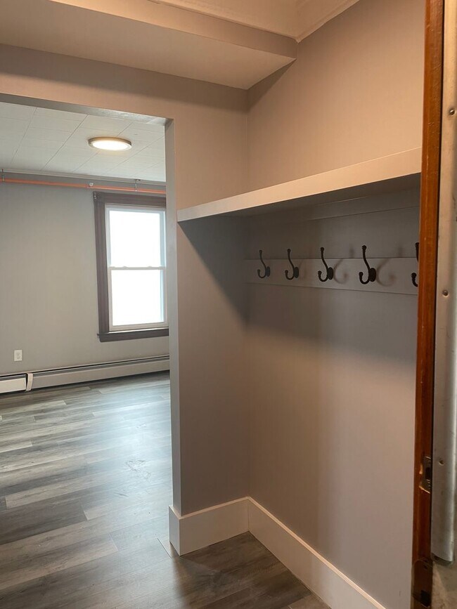 Building Photo - 1 Bedroom Available - Updated and Great Location!