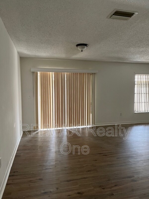 Foto del edificio - 35 DOGWOOD DRIVE