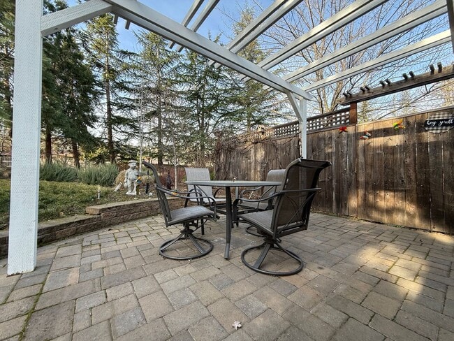 Foto del edificio - One bedroom/One Bath Apartment with outdoor space on quiet flag lot!  Available Now