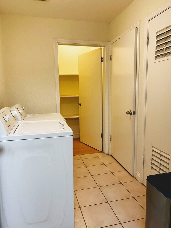 In-unit laundry - 605 Arcadia Ter