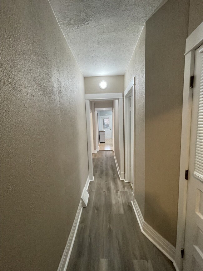 Pasillo - 5434 N Lotus Ave