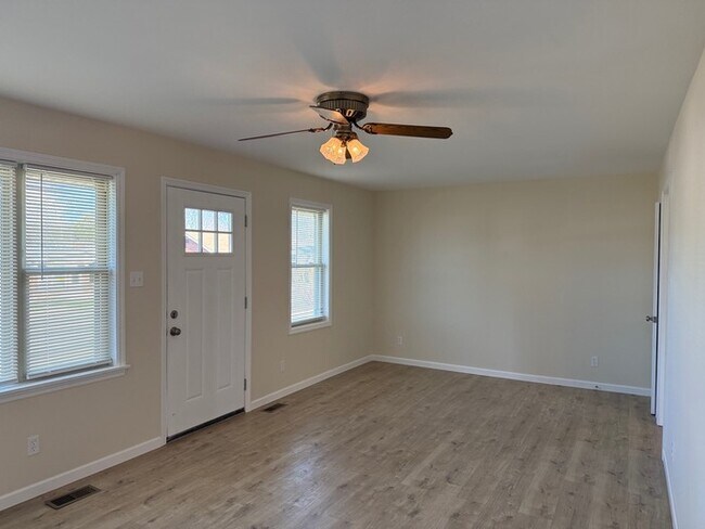 Foto del edificio - REMODELED Two Bedroom Two Bath Home in Overland, Mo.