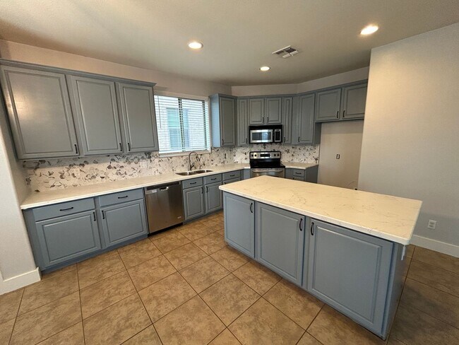 Foto del edificio - 15439 W Poinsettia Dr