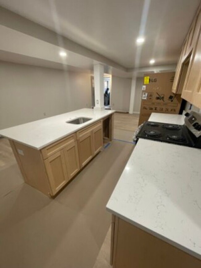 Foto del edificio - RENOVATED 4 BED 2 BATH IN BROOKLINE!!!