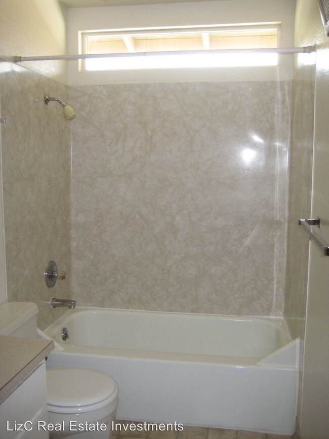 Building Photo - 1725 SE Linn St