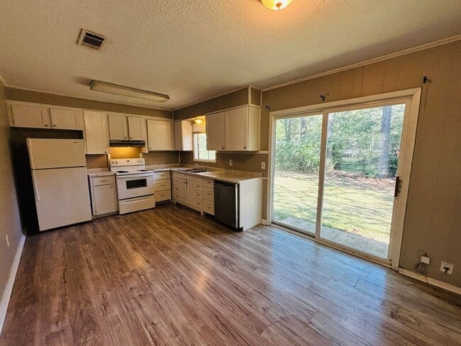 Building Photo - 130 E Woodcrest Dr