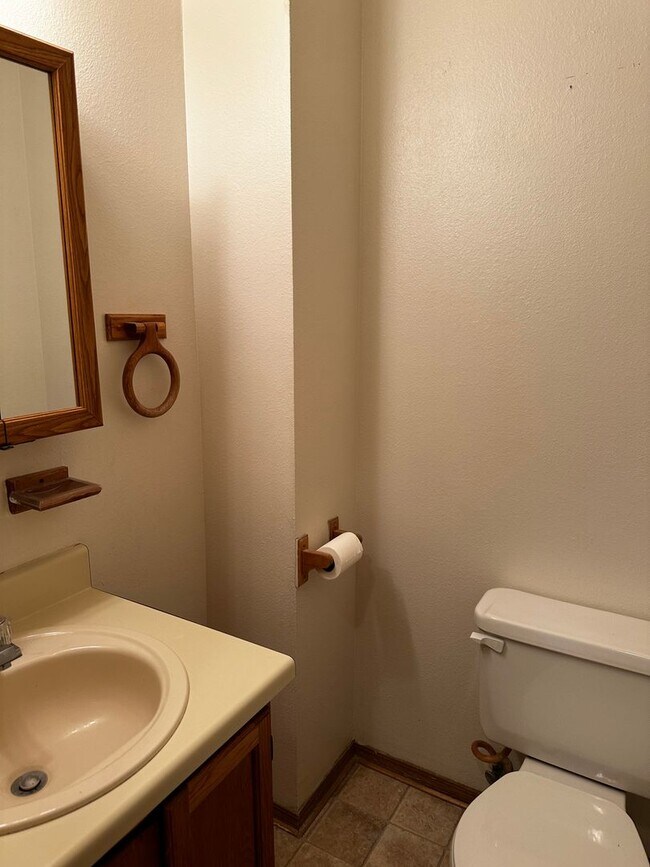 Building Photo - Nice 2 bedroom townhome on Soaring Eagle!