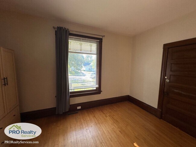 Building Photo - Main Level 2 Bedroom Duplex Unit