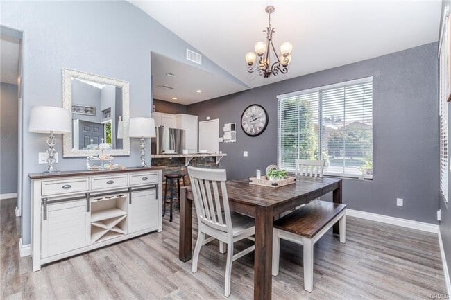 Building Photo - Updated 3 Bedroom, 2 Bath Single Story Hor...