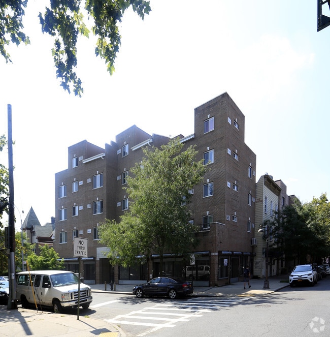 Building Photo - 1373 Herschell St