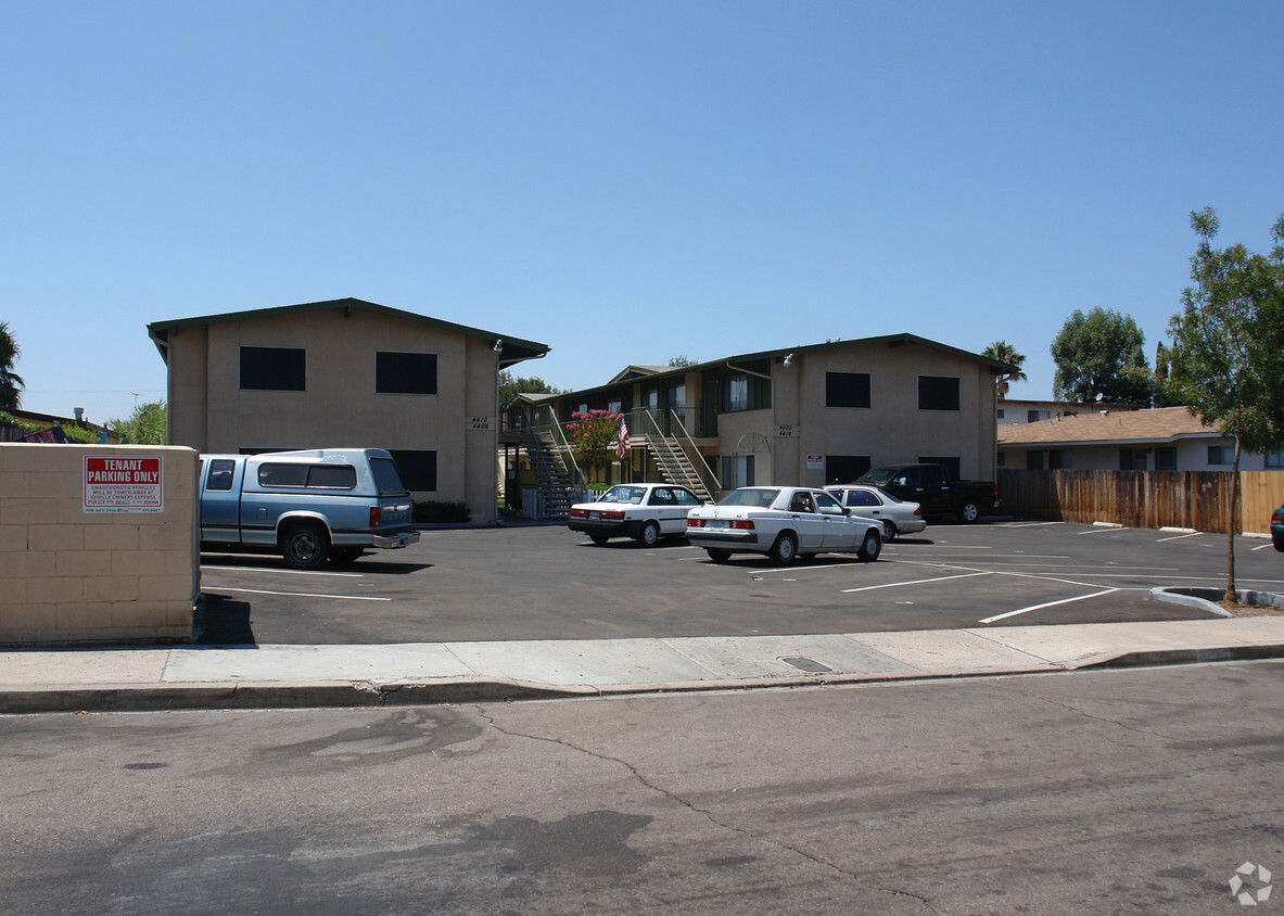 Building Photo - Lisa Manor