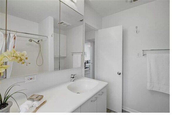 Building Photo - 5320 Balcones Dr