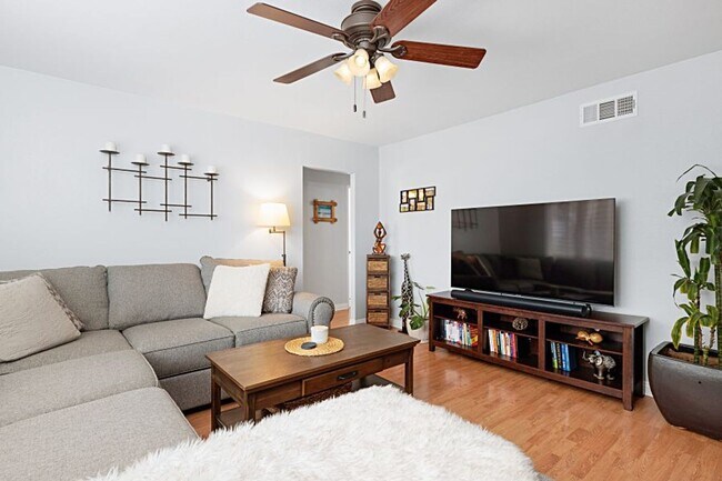 Foto del edificio - 3 bed 1.5 baths + 2 car garage with a larg...