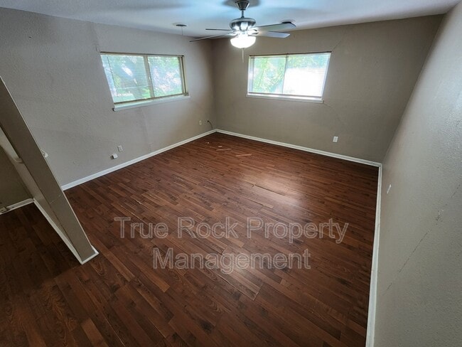 Building Photo - 804 W 7th St