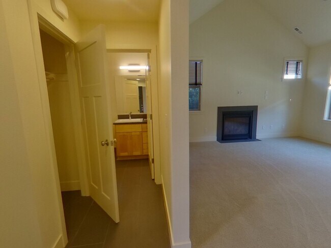 Building Photo - Beautiful 3Bed/2.5Bath Duplex Near Autzen ...