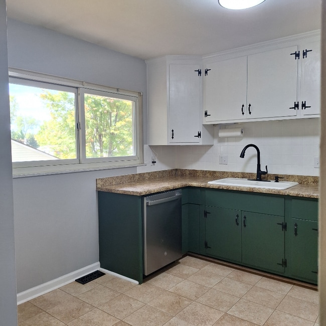 Building Photo - 213 Whitehall Dr