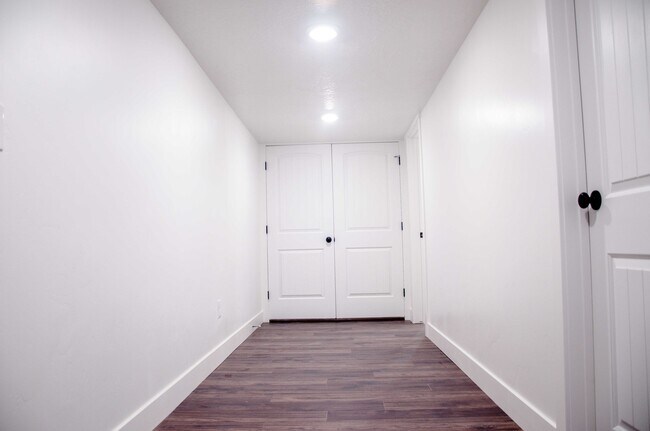 Hall - 316 E 210 N