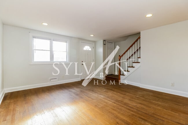 Building Photo - Prepare to fall in love with this 3 bedroo...