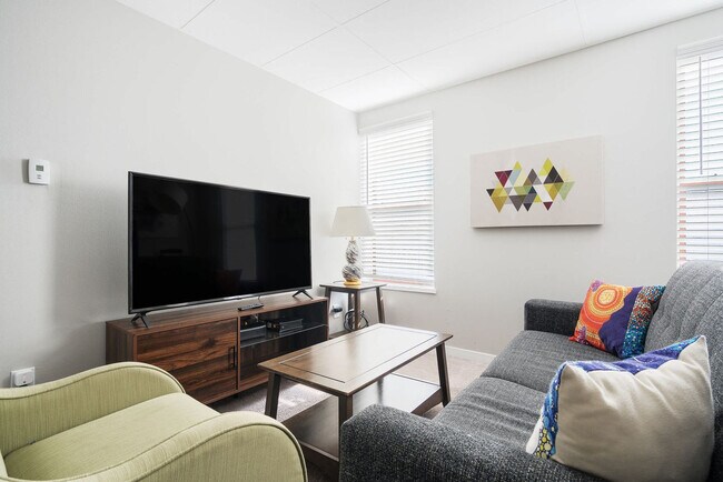 Foto del edificio - 615 N East St